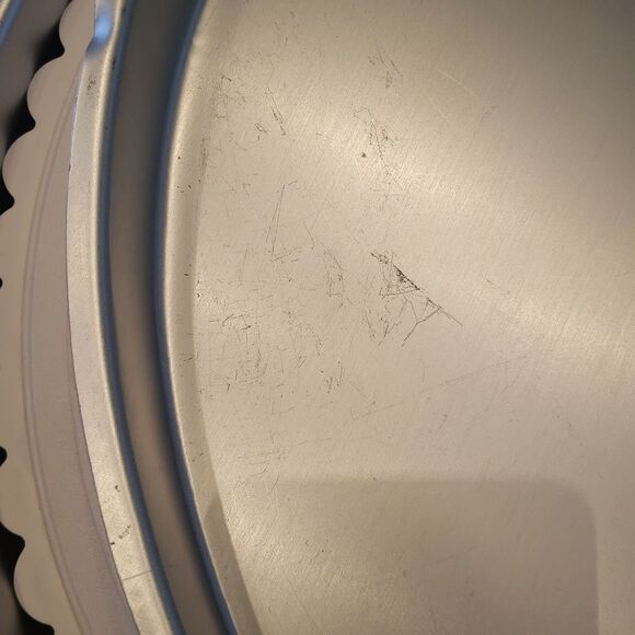 Set of 4 Wilton Heart Shaped Cake Pans With 18" Round Base Plate and Round Pan - Picture 16 of 17